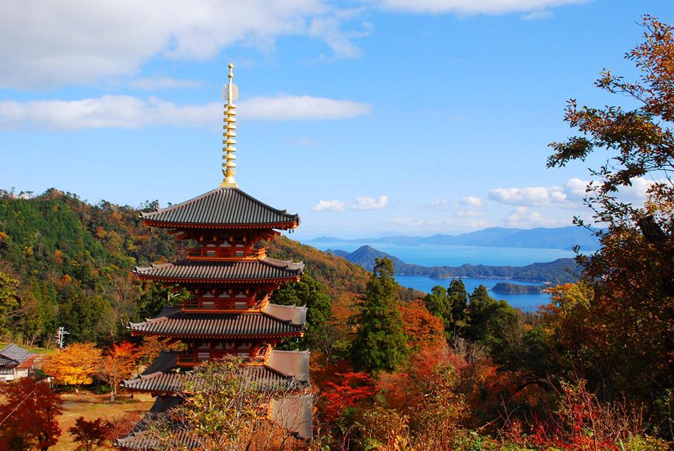 Voyapon_es's tweet photo. El panorama de #Amanohashidate, con sus montañas, acantilados, sus más de 8000 pinos y largas playas, es considerado uno de los paisajes tres más bellos de #Japón.
#NihonSankei #Turismo #Kioto https://t.co/iFPLtk9jnG