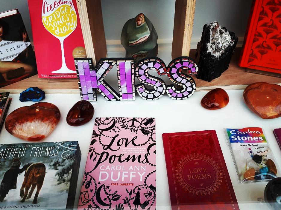 ChingfordBooks's tweet photo. Not that it's Valentine's Day soon or anything like that 💕

#GiftIdeas #Crystals #LoveLocal #LoveYourHighStreet #JosBookshop #PopToTheShop #ShopSmallWhereYouCan #MagicOfTheBookshop #Independent #LocalShops #LocalPeople #Chingford 📚❤💎 https://t.co/2zPv4ATJvv