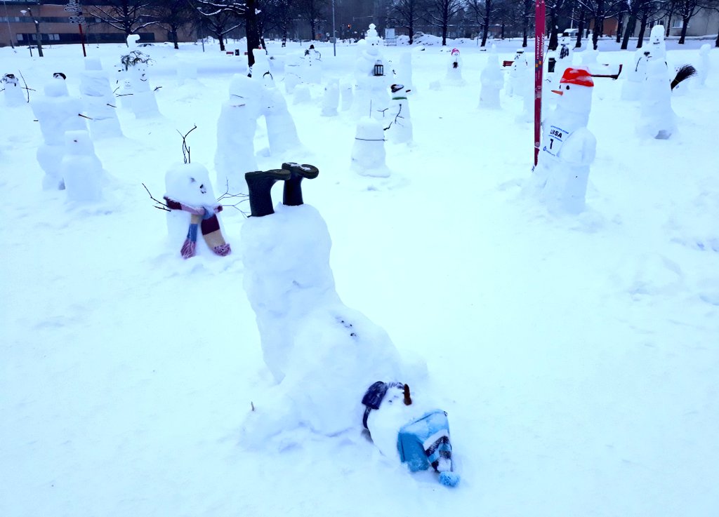 LauraSaarlo's tweet photo. Yllättäviä kohtaamisia #lumiukko Tästä nousi hymy huulille #talveniloja https://t.co/vwJMqQt3id