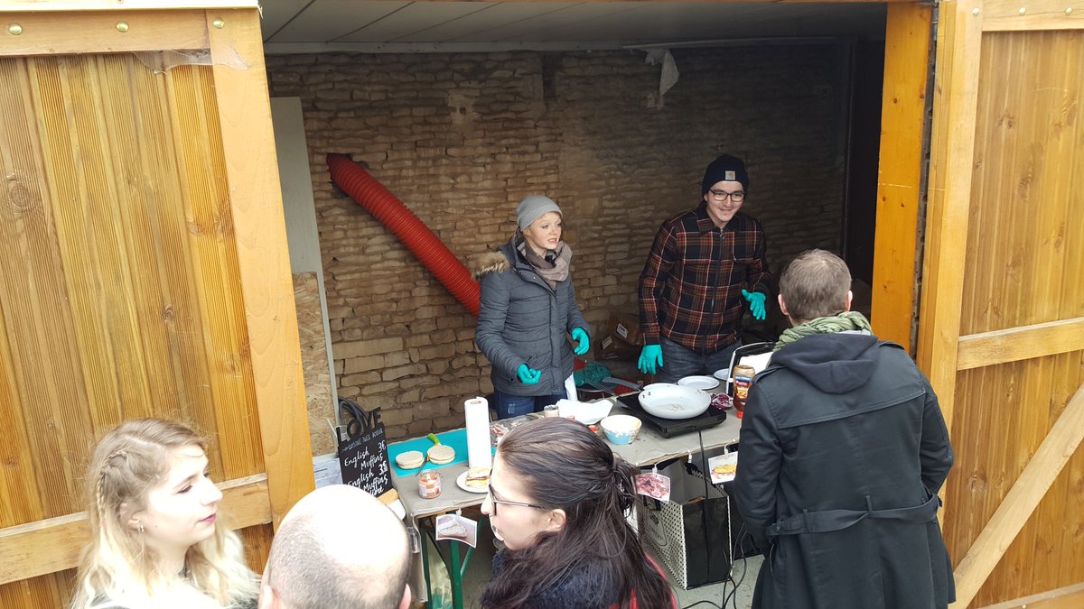 Bar_Hache's tweet photo. Le soleil nous a quitté mais pas l'ambiance ! 
Un muffin chaud et une biere, avec le sourire :-)
 #caen #sortie #biere #lancerdehaches #foire #dejeuner  #Insolite https://t.co/1uSBQrXvDJ