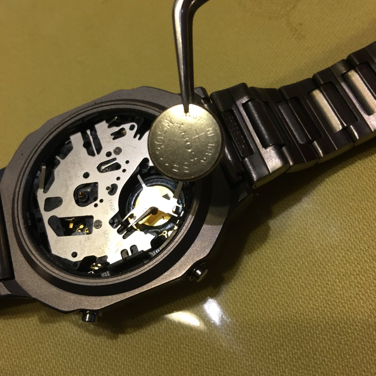 YaccoR's tweet photo. 古い時計に電池入れる。チタン製なので見た目より軽い。前回の電池交換は2007年1月だったらしい。
#seiko #alba #epsilon #rs1130 #titanium #japan #10bar #moriokatokei https://t.co/QuvI8wiuqD