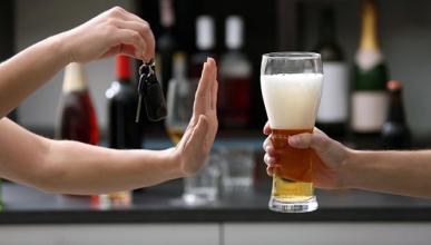 madridprotcivil's tweet photo. El #FinDeSemana es para descansar y reunirse alrededor de una mesa con familiares y amigos,pero ojo #ElAlcohol esta muy presente en nuestra cultura, si tienes que conducir rechazalo, #Alcohol y #Conducción no son compatibles. #LaVidaEsBella,...vivela sin alcohol. @policiademadrid https://t.co/XZnHDC03Br