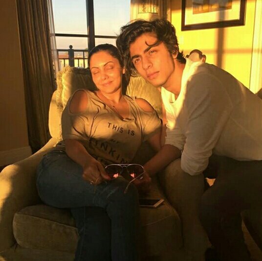 ___aryank's tweet photo. Staring contest with the sun. https://t.co/AQAprYO1Af