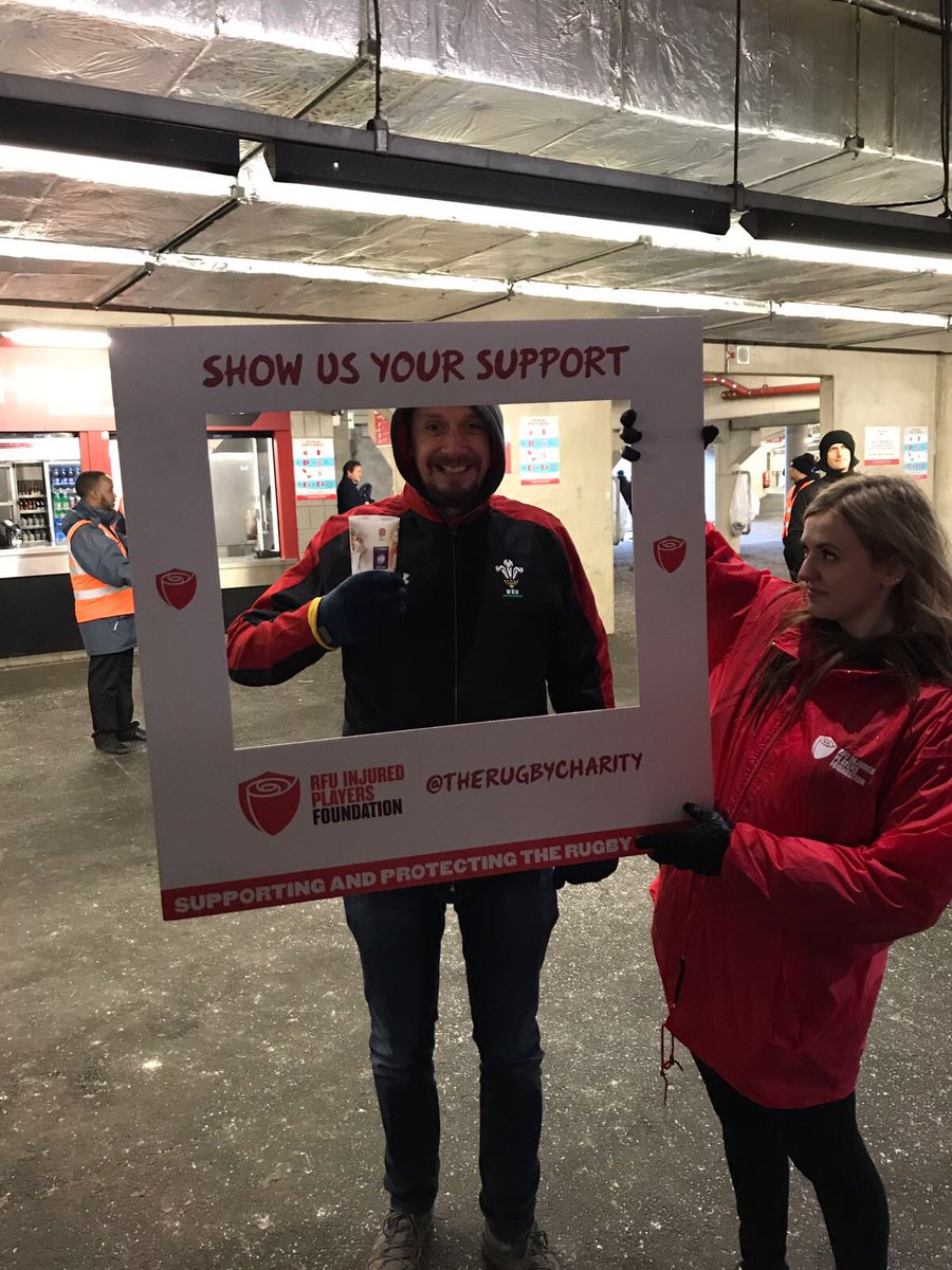 Enjoying the freezing build up to the big game. Cheers <a href="/TheRugbyCharity/">RFUIPF</a> 👍🍺