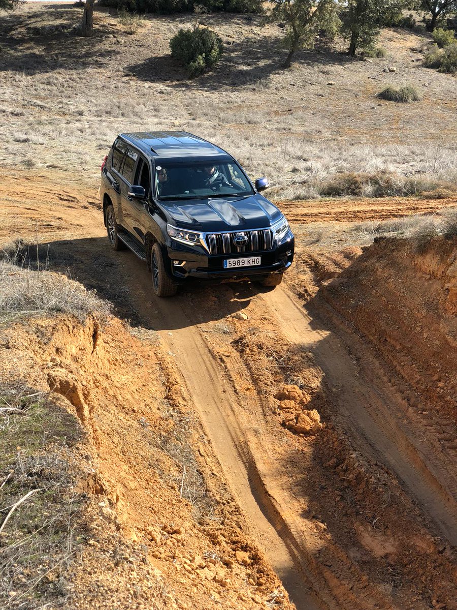 Toyota_Esp's tweet photo. Hoy probamos en el campo las capacidades 4x4 de los nuevos #LandCruiser y #Hilux junto con nuestros clientes. https://t.co/dZErFRq3c3