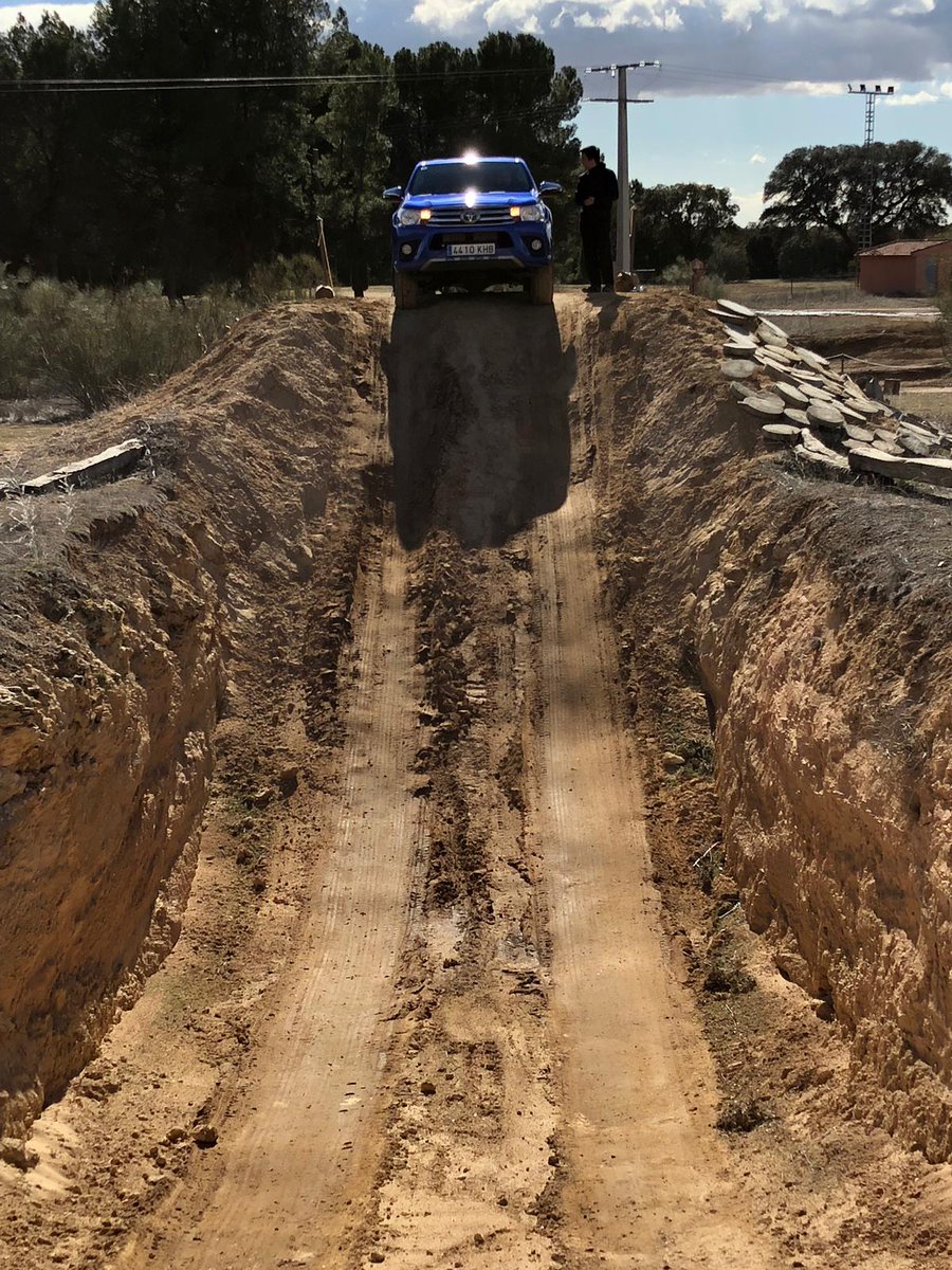Toyota_Esp's tweet photo. Hoy probamos en el campo las capacidades 4x4 de los nuevos #LandCruiser y #Hilux junto con nuestros clientes. https://t.co/dZErFRq3c3