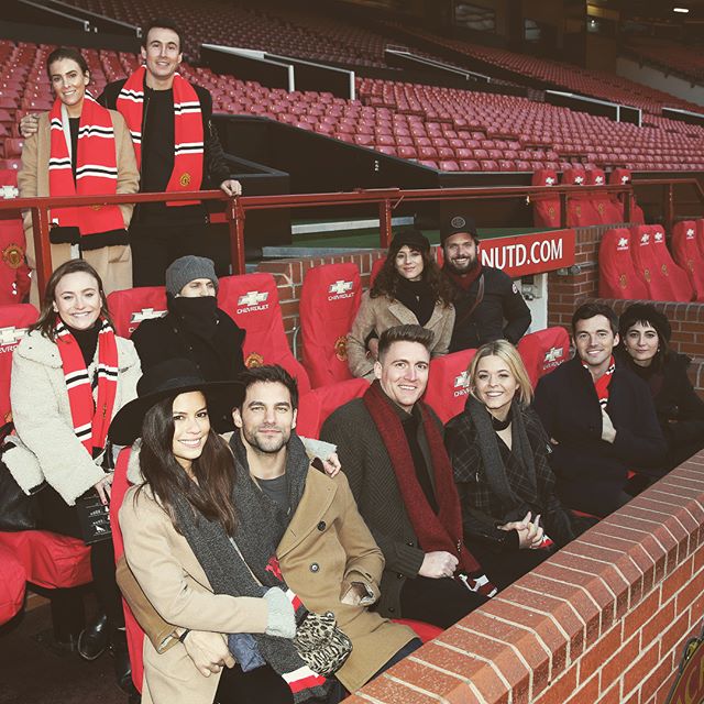 PLL_random's tweet image. El #PLLCast en el estadio del Manchester United #RevelationsEndGameUK