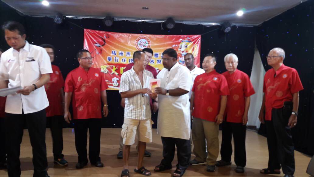 PerakPpmb's tweet photo. Dato V Elango Penasihat MB Perak:
Menyampaikan sumbangan kepada warga emas dan yang kurang berkemampuan  sempena Tahun Baru Cina 2018 anjuran Persatuan Kee Hutan Melintang, Bagan Datuk. https://t.co/PS4hQ1QWKo