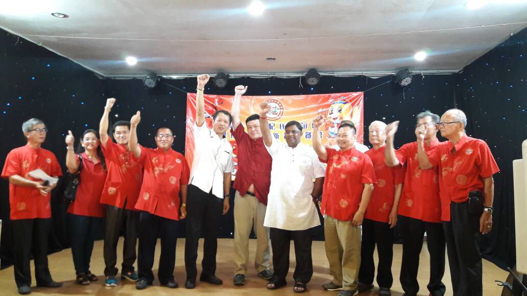PerakPpmb's tweet photo. Dato V Elango Penasihat MB Perak:
Menyampaikan sumbangan kepada warga emas dan yang kurang berkemampuan  sempena Tahun Baru Cina 2018 anjuran Persatuan Kee Hutan Melintang, Bagan Datuk. https://t.co/Luy7O2P98U