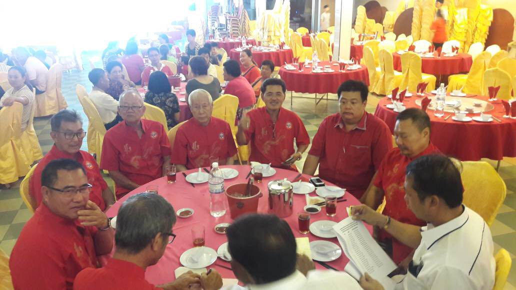 PerakPpmb's tweet photo. Dato V Elango Penasihat MB Perak:
Menyampaikan sumbangan kepada warga emas dan yang kurang berkemampuan  sempena Tahun Baru Cina 2018 anjuran Persatuan Kee Hutan Melintang, Bagan Datuk. https://t.co/Luy7O2P98U