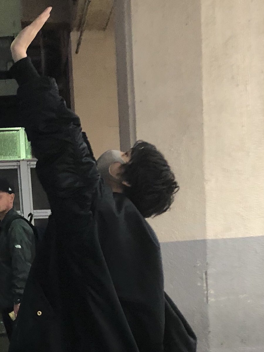 chanjin0116's tweet photo. 公演終わりに
20代ラストを迎えるこの方とご飯をした
合流前にこのポーズを取ってるから何事かと思ってこっそり写真を撮ったら

『ぅわぁびっくりした
雨を雪に変えれないかなぁって』

とのこと。

よかった、早めに見つけれて笑

いい30代進むぞ。
三津谷亮。 https://t.co/dln2xqmIAv