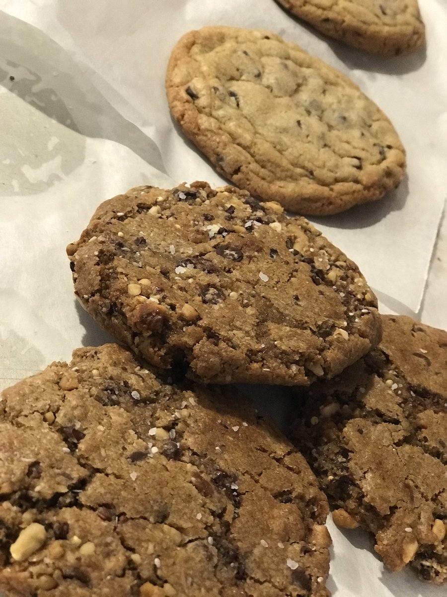 Lune_Chocolat_'s tweet image. Come get some cookies! Some Valentine’s chocolates or a cup of coffee! We have chocolate covered bacon today as well as BIG BERRIES covered in chocolate and toppings!