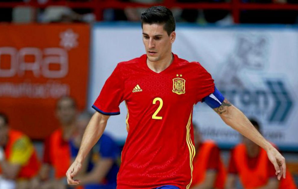 FutsalPredictor's tweet photo. #FUTSALFACT
Spanish Captain @ortiz23futsal will equal @Luisamadotarodo record of 5 #FutsalEURO titles if Spain overcome Portugal in tonight's final. He made his debut for the national team back in March 2007 & has over 170 appearences & 50 goals for La Roja. #Futsal #Legend https://t.co/Xf3TmB4ays