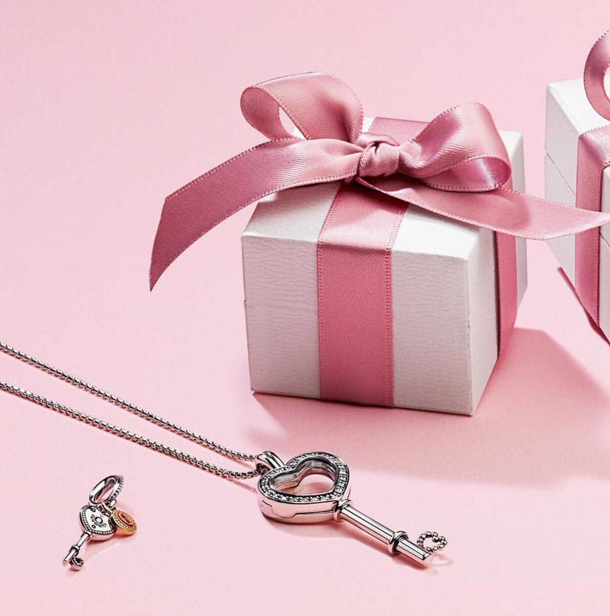 On Valentine's Day, the right gift is key....make sure you have yours from Hemstocks Diss! 🗝💖 #Pandora #ValentinesDay #Gifts