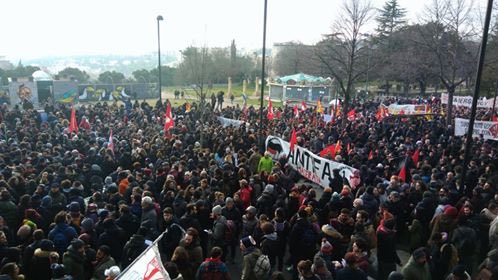 DinamoPress's tweet photo. Segui la nostra diretta in costante aggiornamento dalla manifestazione a #Macerata, contro ogni razzismo https://t.co/16dlId8th3 https://t.co/cRI00z7AO8