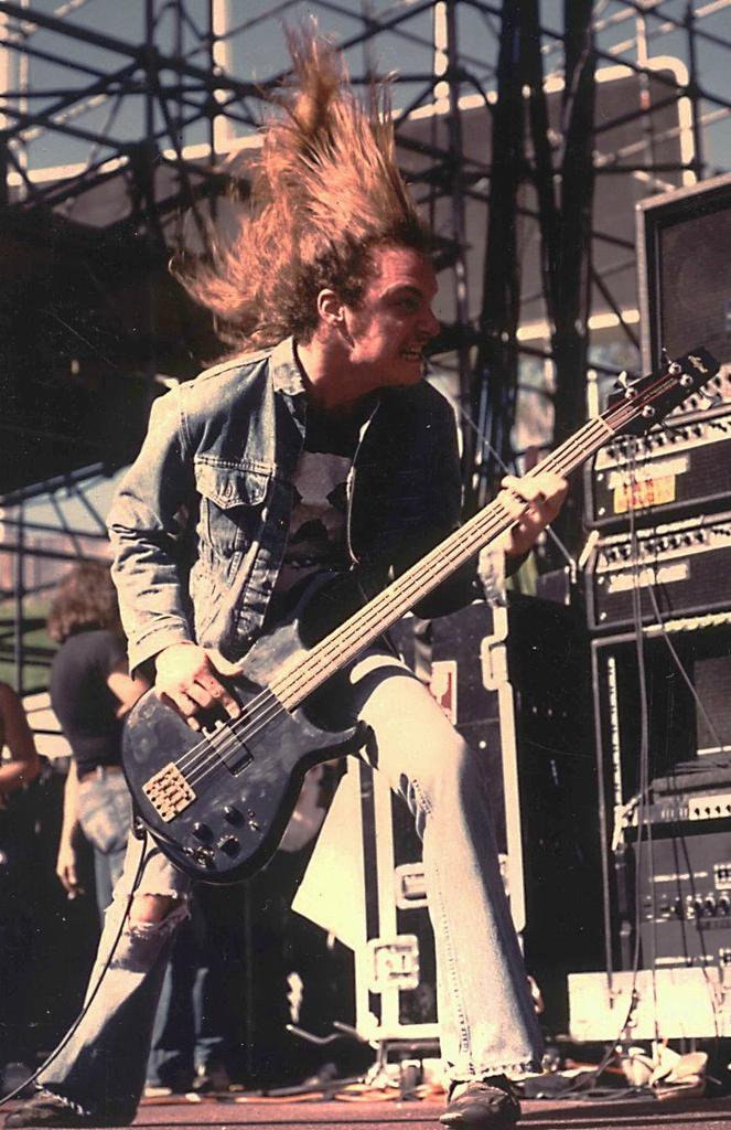 Cliff Burton, ex-baixista do Metallica, faria hoje 56 anos se estivesse vivo!! 

Happy Birthday Cliff!!  