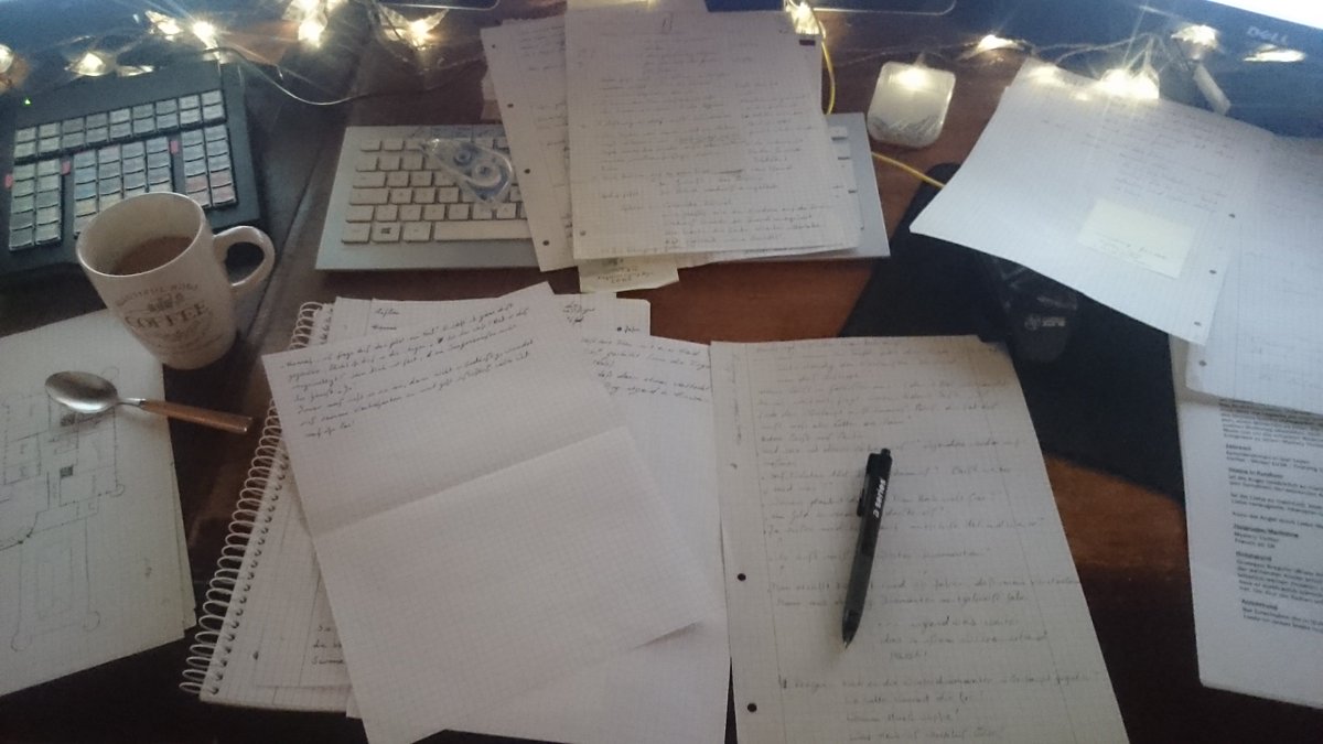 Mal wieder Zeit für viel Schreibarbeit an meinem Roman. Notizen sichten, Kapitelentwürfe und Szenen sortieren...  Man glaubt es kaum, das - und noch viele Zettel mehr - will ein fertiges Manuskript werden.