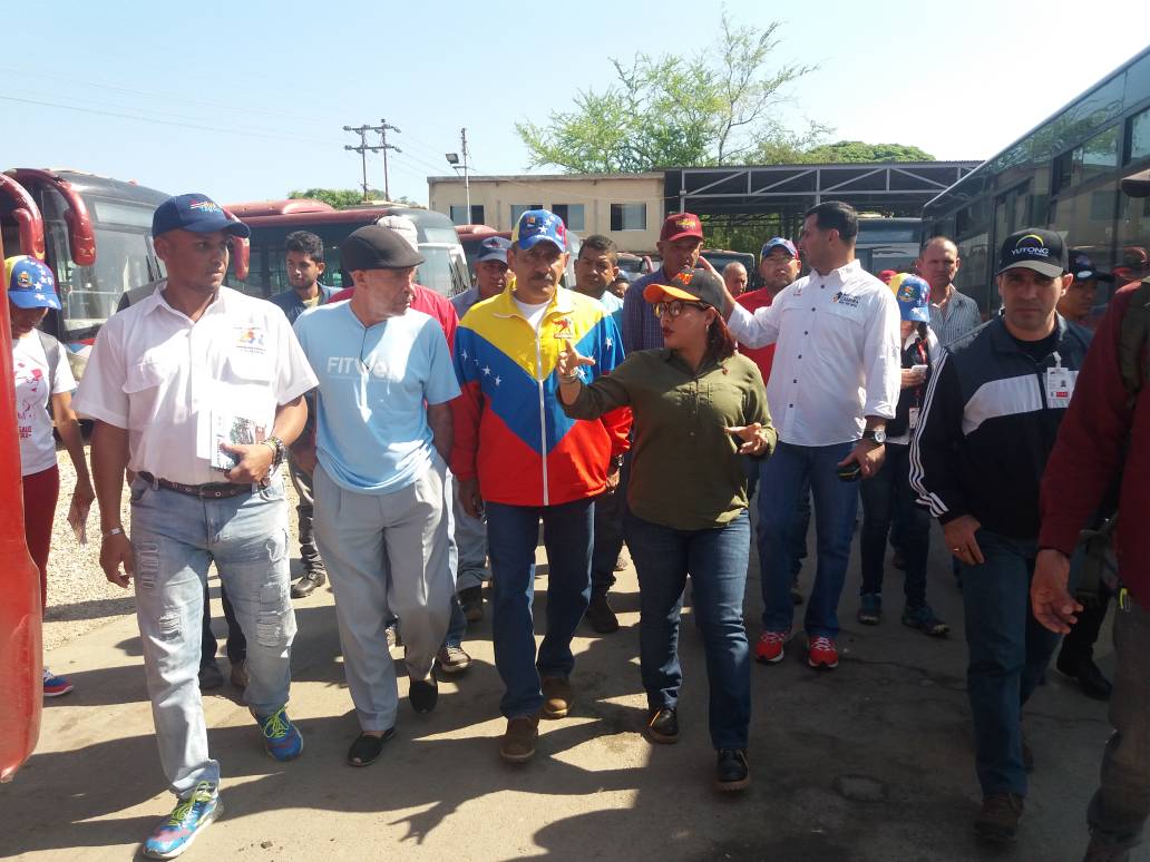 mintransporteve's tweet photo. #AHORA | Ministro para el Transporte M/G Carlos Osorio llega al Estado #Cojedes para inspección en los talleres #BusTaguanes junto a la Gobernadora @MargaudPSUV
#CarnavalDiversiónYSalsa https://t.co/OhN5AeXyR9