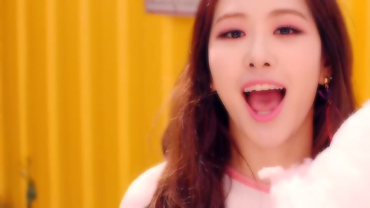 blink__k's tweet photo. ちぇよんセンイル！
축하해 ! \( ˆoˆ )/♡

#RosiePosieDay https://t.co/1qaSQHOPO9