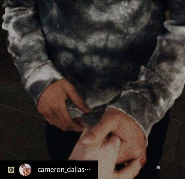 tabezejmenna's tweet photo. I Love #CameronBecause he gave us so many Love and support!💙 He loves his family and friends and especially he would do anything for them .He’s our idol and hero💙Thank to him I smile more and I’m Happy when I see His smile or video with fan✨ @camerondallas https://t.co/xBRrhAS7uL