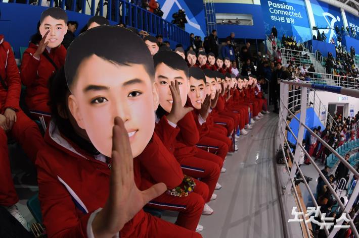 <난리가 났네요 난리가 났어.. 북한 응원단이 김일성 가면을 쓰고 응원을 했다는 뉴스입니다. 도저히 믿기지 않고, 일베충이 합성했다 우기는 문베충이 있는데, 노컷뿐만 아니라 연합. CNN까지 사진을 찍어 보도..#재앙정부>

edition.cnn.com/2018/02/09/spo…