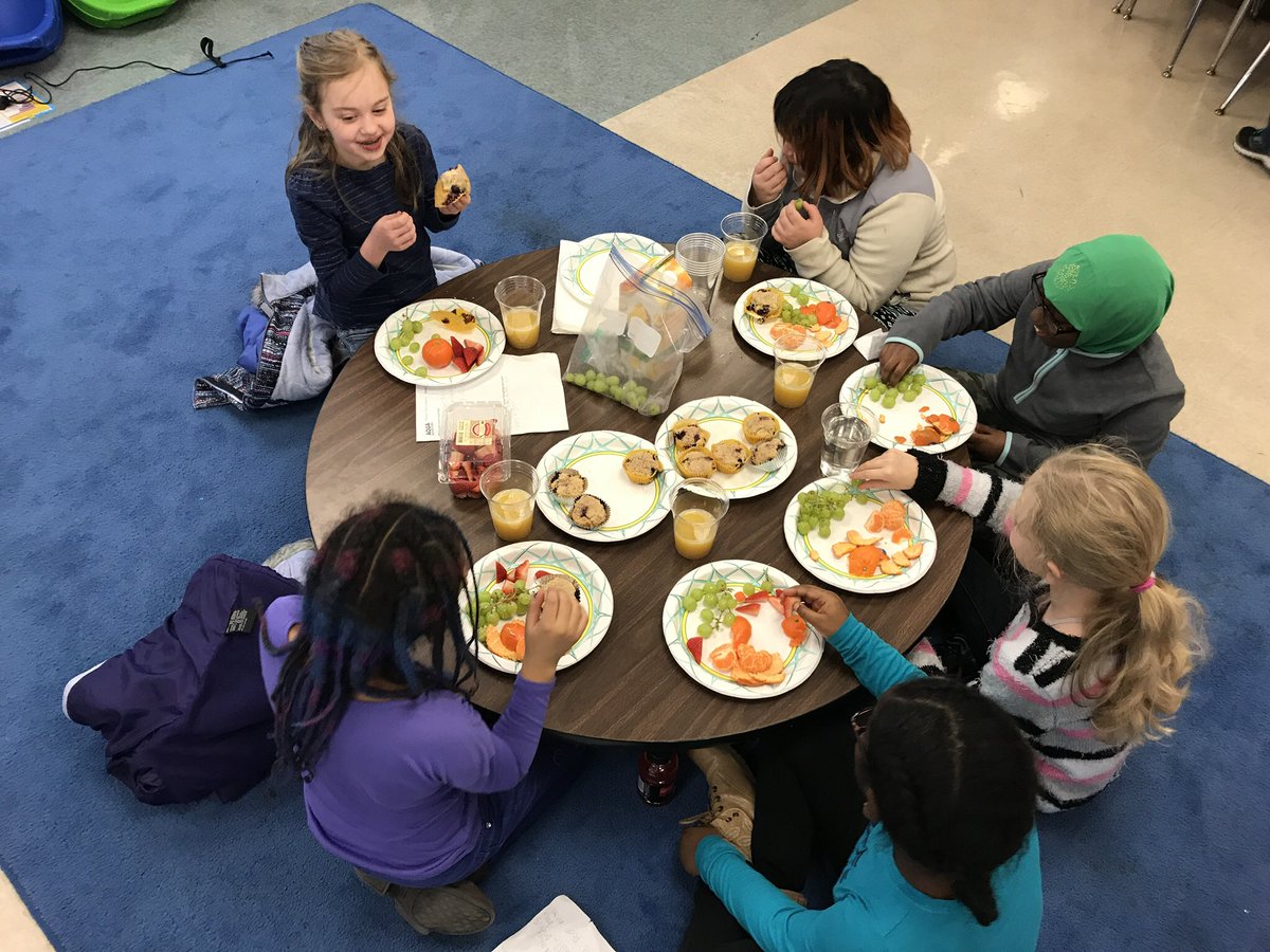 MissMcMannis's tweet photo. Weβre off with another morning of #HMRobotics...Getting our brains ready for thinking with healthy food. Thanks for providing breakfast @celestehpeacock! #MillsSTEMTigers @MrsForino @firstlegoleague https://t.co/JGkJj4eNEn