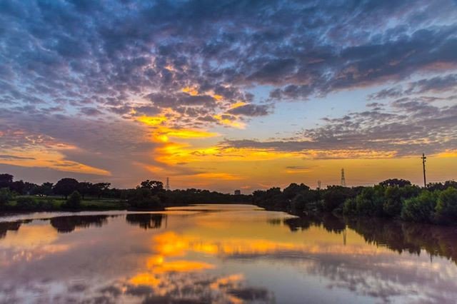 hihi0806's tweet photo. Reposting @lordandhooks_landscapes:
Welcome to my city. I'm convinced: there is beauty everywhere! You've just got to look for it. You'll always find what you're looking for.
#cloudscape #skyscape #cloudlovers #thecloudchasers #naturelover #scenery #landscapelovers https://t.co/Y4oR7QLnWR