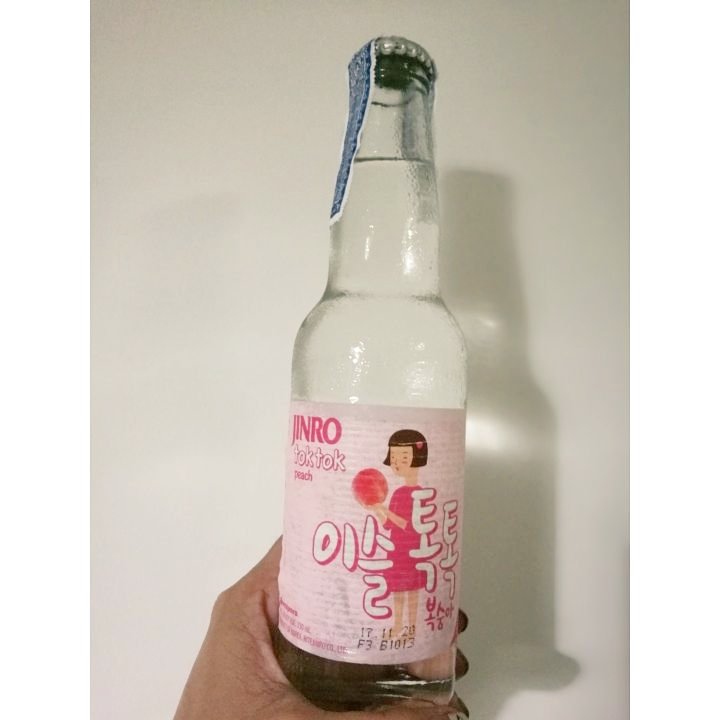 CshareYshare's tweet photo. JINRO toktok รส peach เพิ่งเคยลองรสชาติดีงามมากจ้า อันนี้แบบขวดซื้อมาจากร้านอาหารเกาหลี แต่เห็นมีแบบกระป๋องขายในร้านสะดวกซื้อด้วยนะ #อร่อยบอกต่อ #บ้ารีวิว #baareview #ไว้รีวิวห้ามขายของโว้ยยย #jinro #toktok #peach https://t.co/X1xnTmW00K