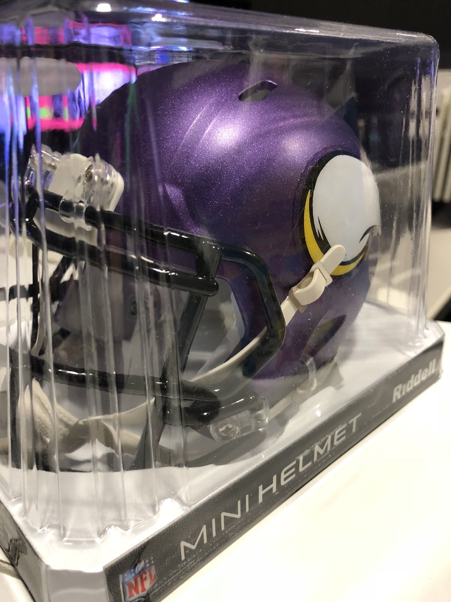 100yardas_'s tweet photo. Quieres ganarte este Mini Casco 🏈 Muy Fácil 
1- SÍGUENOS en @100yardas_ 
2-RETTWITEA este Twitt 
Y listo sortearemos este Mini Casco entre todos los que participen. Si ya nos sigues solo tienes que retwittear 😉  @carrusel https://t.co/m4cELYjSqW
