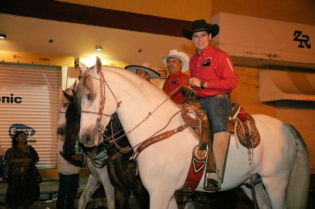 RomeroCoello's tweet image. Me dió mucho gusto saludar a grandes amistades durante la cabalgata nocturna con lo cual se iniciaron los festejos charrotaurinos de Villa de Álvarez, #Colima. Las tradiciones se disfrutan con la familia y se viven con responsabilidad. #ViveColima