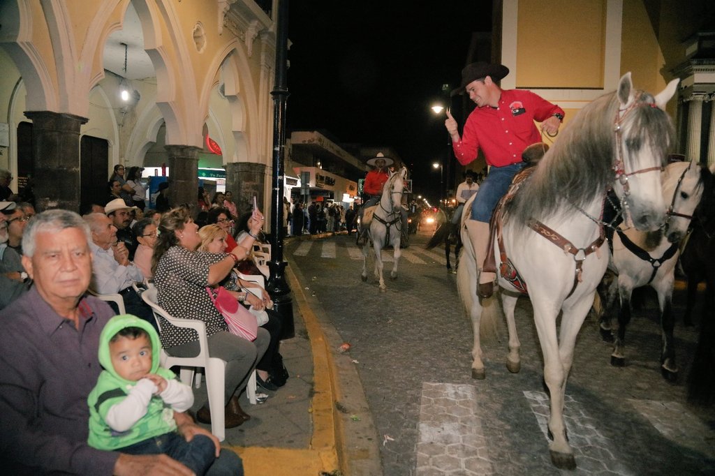 RomeroCoello's tweet image. Me dió mucho gusto saludar a grandes amistades durante la cabalgata nocturna con lo cual se iniciaron los festejos charrotaurinos de Villa de Álvarez, #Colima. Las tradiciones se disfrutan con la familia y se viven con responsabilidad. #ViveColima