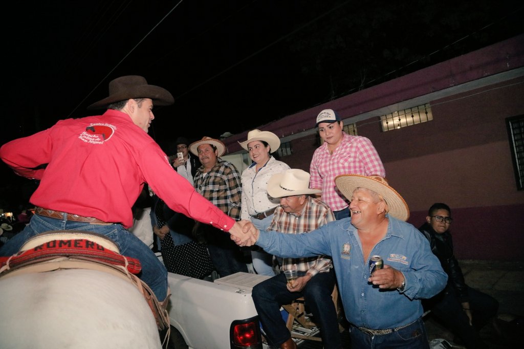 RomeroCoello's tweet image. Me dió mucho gusto saludar a grandes amistades durante la cabalgata nocturna con lo cual se iniciaron los festejos charrotaurinos de Villa de Álvarez, #Colima. Las tradiciones se disfrutan con la familia y se viven con responsabilidad. #ViveColima