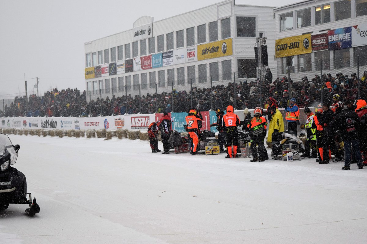 Les estrades sont littéralement pleines à craquer à #Valcourt pour assister à la finale @TLRCupTour ! Bonne chance à tous les pilotes