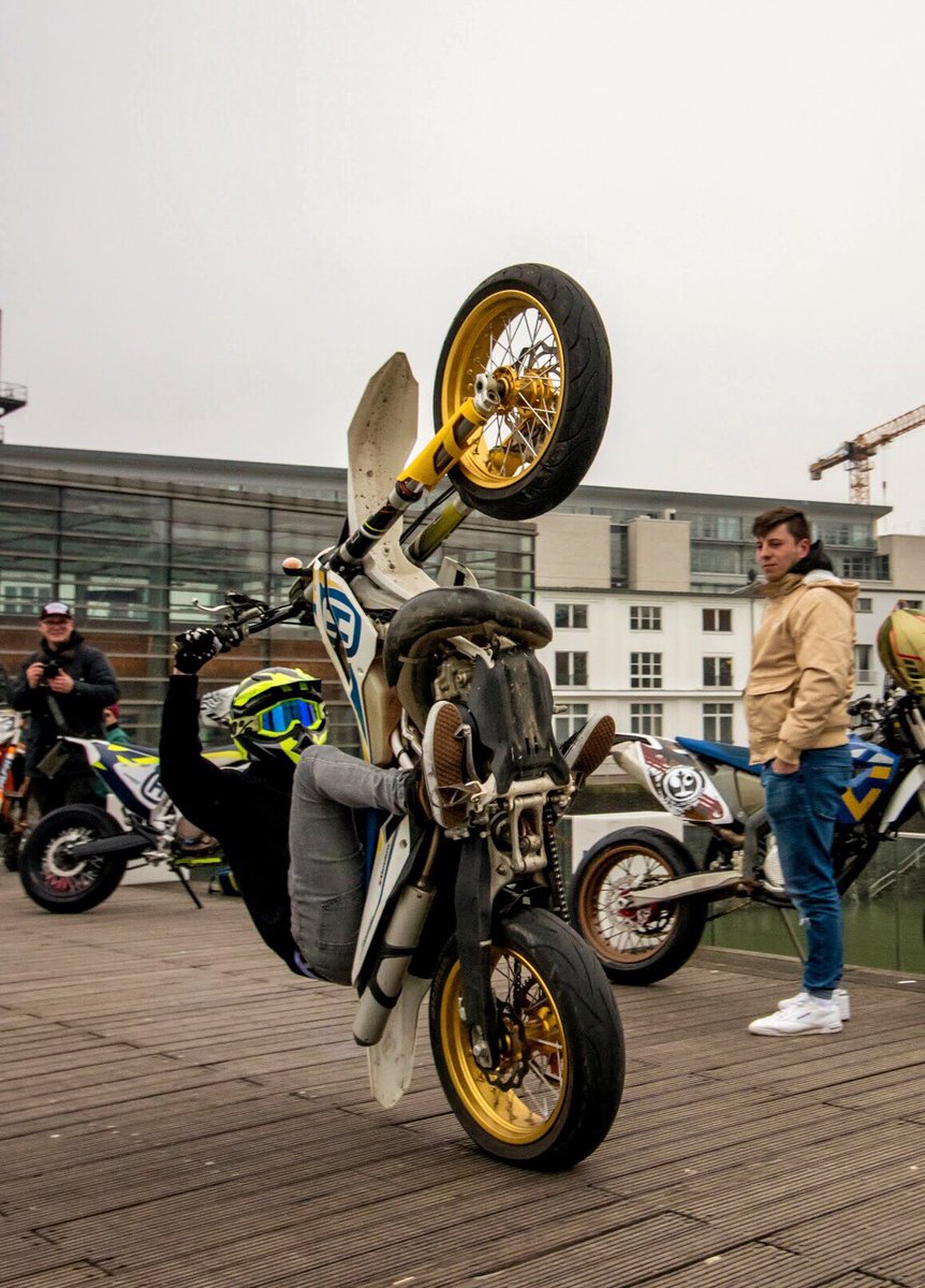 DavidBostStunt's tweet photo. Almost 💯% back in the game 💪🏼😎 #wheelie #stuntriding #gehtsteil #husqvarna #zweitakt #twostroke #doepicshit #bosthaft #davidbost #supermoto #bikelife #supermotard  #bikegeneration #motorrad #SupermotoNation #MotardMafia https://t.co/9fL4eLVwOO