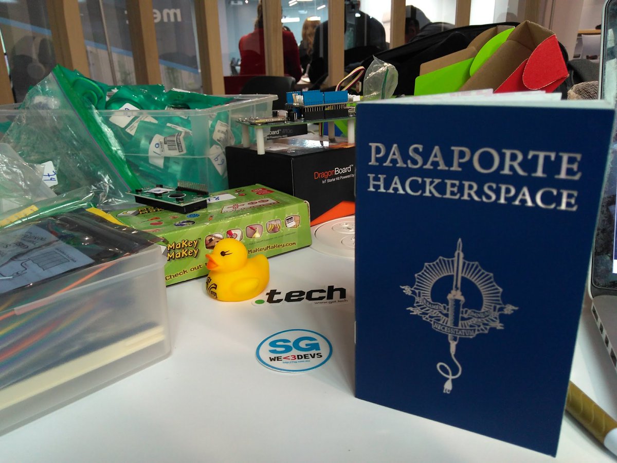 Estrenando mi pasaporte para hackerspaces, cortesía de <a href="/InventorsHouse/">The Inventor's House</a>. #Hackatour