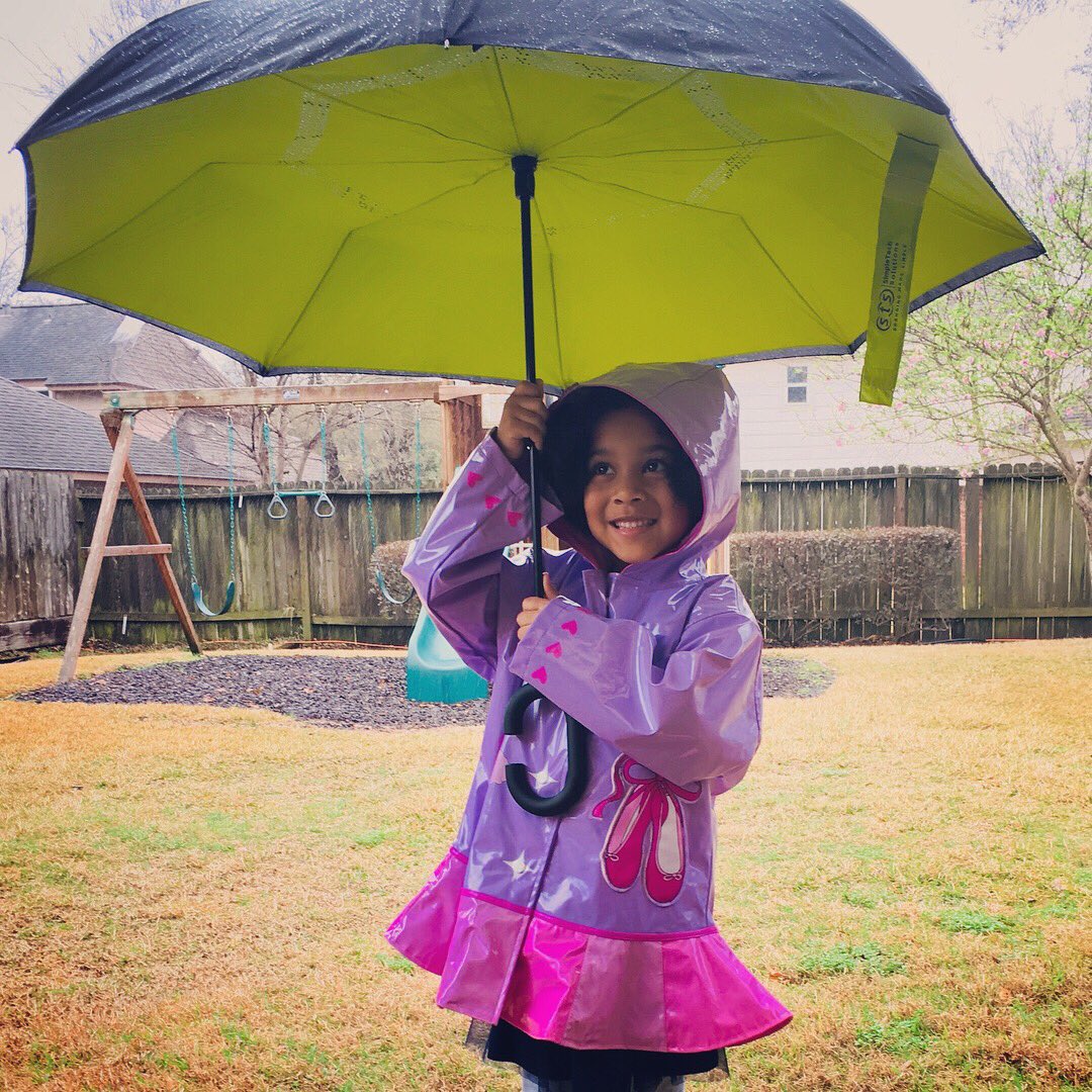 STSbrandTX's tweet photo. Staying dry on a rainy Houston day with our custom unbelievaBrella!@ShedRain1947 #UmbrellaDay #putalogoonit https://t.co/Kl1wnsKN2q