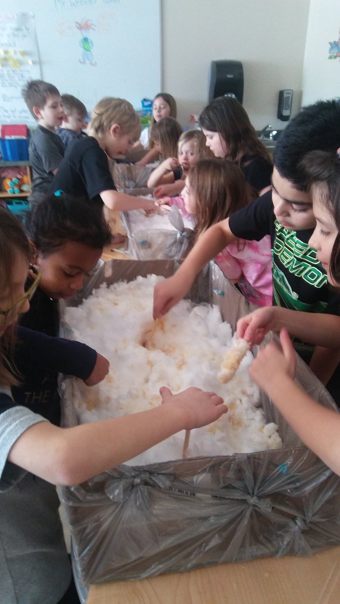 MrsNancyCole's tweet photo. MrsReynold's and MrsCole's classes learned how to roll maple syrup in snow in their Hot Cold science unit. Yummy! @ralph_mccall https://t.co/PvkmyYbySr