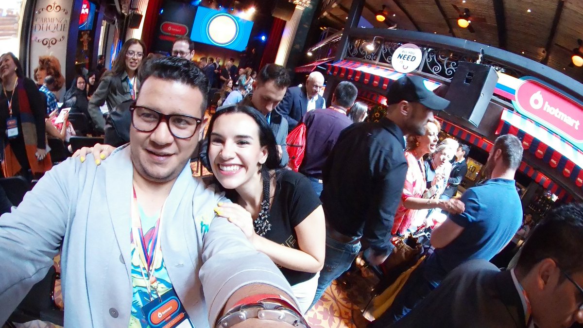 profetaloco's tweet photo. Con estos CRACKS . Inspirador conocerlos chic@s @veroprieto @edgady @geni_ramos 👋🇨🇴👊 gracias @hotmart_es @hotmart por democratizar está vuelta. https://t.co/u4uPFjD4Ec