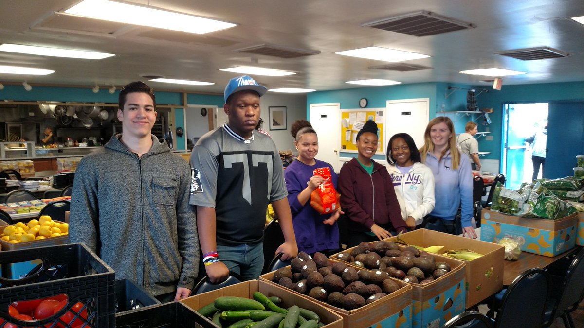 sdkeithi's tweet photo. @grcollegiate students giving back to the community by donating their Saturday at the Judeo Christian Outreach Center's food bank in Virginia Beach. #grcway #everydayheroes https://t.co/Ptjui00c2N