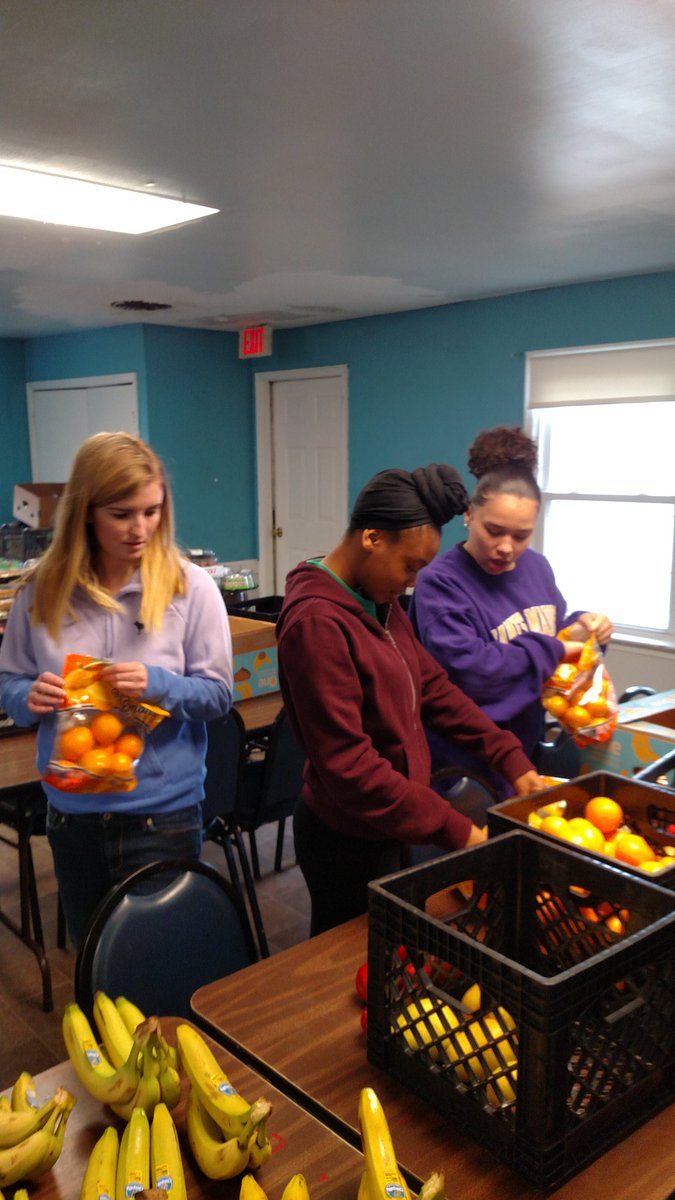 sdkeithi's tweet photo. @grcollegiate students giving back to the community by donating their Saturday at the Judeo Christian Outreach Center's food bank in Virginia Beach. #grcway #everydayheroes https://t.co/Ptjui00c2N