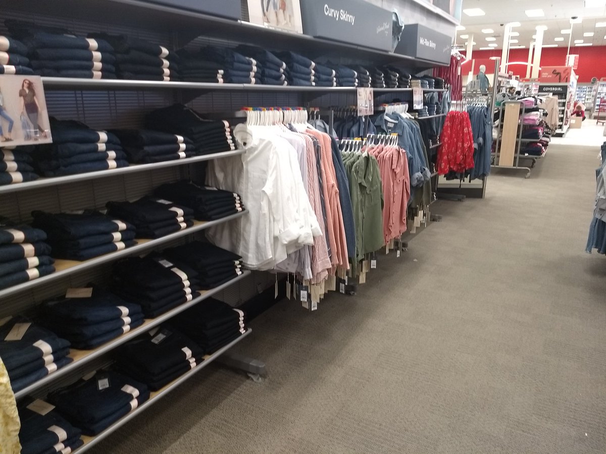 VmLaura13's tweet photo. We are folded, we are edged, we are loving Universal Threads!! #t820 @JenieBrisson @Howard_JoshT @MBCurry22 https://t.co/Rp04ot5eR4