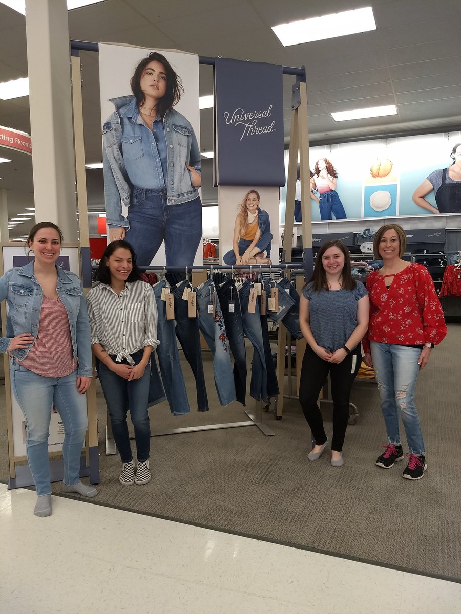 VmLaura13's tweet photo. We are folded, we are edged, we are loving Universal Threads!! #t820 @JenieBrisson @Howard_JoshT @MBCurry22 https://t.co/Rp04ot5eR4
