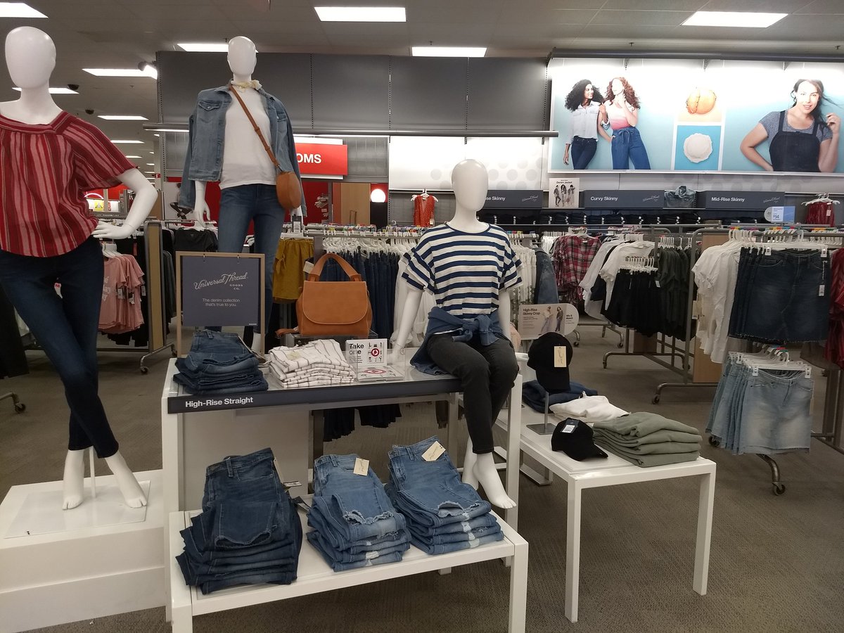 VmLaura13's tweet photo. We are folded, we are edged, we are loving Universal Threads!! #t820 @JenieBrisson @Howard_JoshT @MBCurry22 https://t.co/Rp04ot5eR4