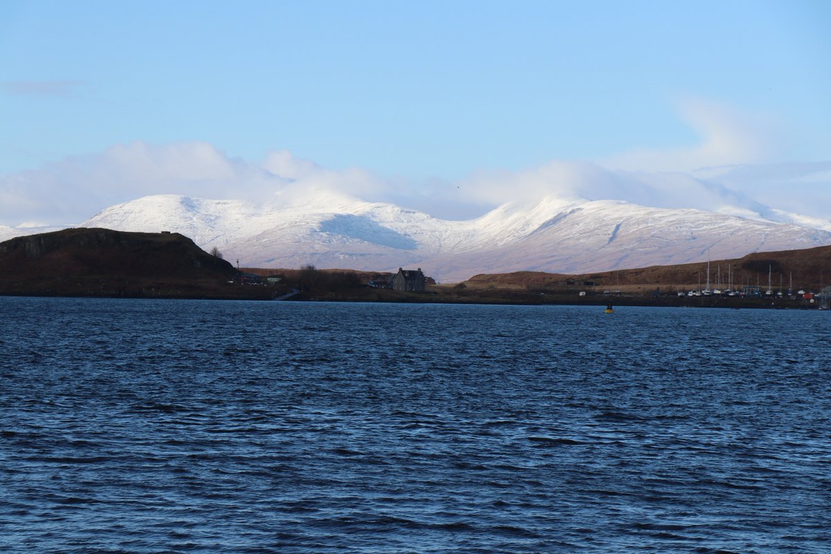 WyvisBoutique's tweet photo. The beautiful snow covered mountains of Mull, in the rapidly changing Winter skies, seen from Oban looking out across the Bay and the island of Kerrera.#ComeSeeScotland #ScotSpirit #TrueHighlands @ArgyllandIsles #Oban https://t.co/wlxQaHypTz
