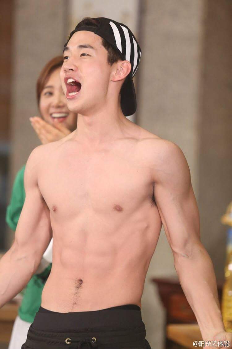 kidolshot's tweet photo. Hot Henry Lau https://t.co/lLBwKI2DpB