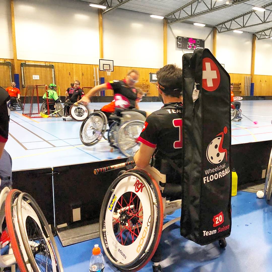 batohyonnik's tweet photo. BATOHY ŠVÝCARSKÉ 🇨🇭 REPREZENTACE ️♿ V AKCI na @MalmoOpen 🇸🇪. #TeamSuisse #MalmoOpen2018
📷 credits @zbynek_sykora
#onnik #florbalovébatohy #florbalovýbatoh #vaknaflorbalku #florbalovébatohyTeamSuisse_2018 #florbalvozíčkářů #floorball #innebandy #salibandy #unihockey https://t.co/xt5RzlcZu0
