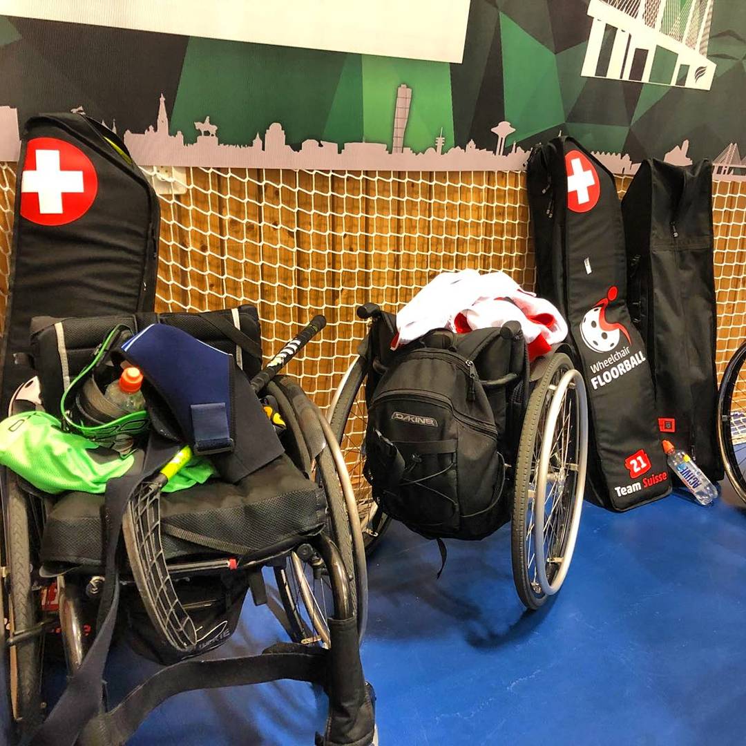 batohyonnik's tweet photo. BATOHY ŠVÝCARSKÉ 🇨🇭 REPREZENTACE ️♿ V AKCI na @MalmoOpen 🇸🇪. #TeamSuisse #MalmoOpen2018
📷 credits @zbynek_sykora
#onnik #florbalovébatohy #florbalovýbatoh #vaknaflorbalku #florbalovébatohyTeamSuisse_2018 #florbalvozíčkářů #floorball #innebandy #salibandy #unihockey https://t.co/xt5RzlcZu0