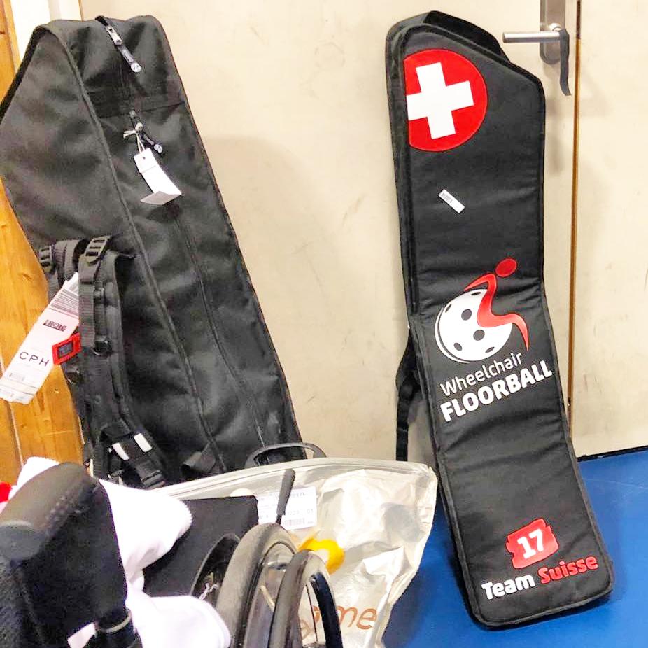 batohyonnik's tweet photo. BATOHY ŠVÝCARSKÉ 🇨🇭 REPREZENTACE ️♿ V AKCI na @MalmoOpen 🇸🇪. #TeamSuisse #MalmoOpen2018
📷 credits @zbynek_sykora
#onnik #florbalovébatohy #florbalovýbatoh #vaknaflorbalku #florbalovébatohyTeamSuisse_2018 #florbalvozíčkářů #floorball #innebandy #salibandy #unihockey https://t.co/xt5RzlcZu0