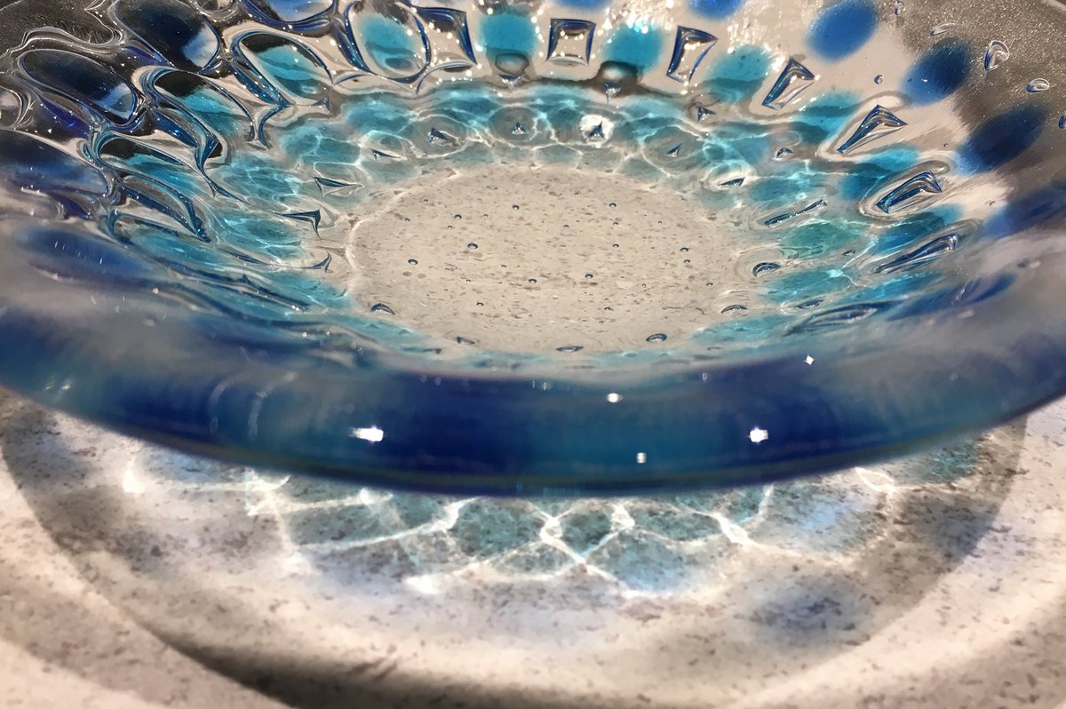 BlueberryGlass's tweet image. Ooh look what came out of the kiln today! 😍
A nice little experiment that came good 😀#fusedglass #reflections #refractions
