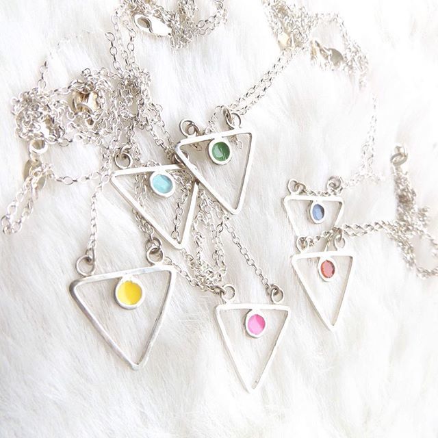 jewellerybyjuna's tweet photo. Triangle necklaces. Perfect for layering.
Festival fashion ideas.
Is it summer yet?
😍🙊🍓🌈🌵✈️🐒😘🎂🍷🎉🍺💍
#brighton #layeringnecklace #love #lovecolours #coloursoflove #rainbow #createyourownrainbow #jewellerybyjuna #juna #recyclingisfun https://t.co/rooMu7XnjR https://t.co/LuggpLPnLN